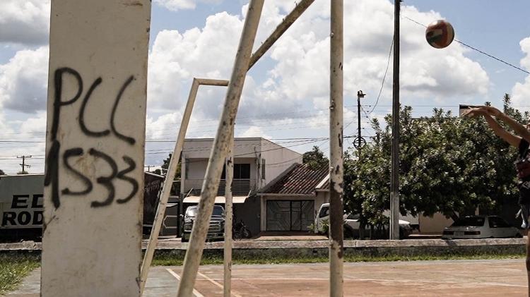 Menina brinca em quadra com picho do PCC em Pedro Juan Caballero, no Paraguai - 29.jan.2020 - Marina Garcia/UOL