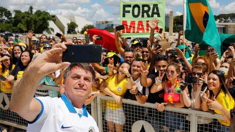 15.mar.2020 - Presidente Jair Bolsonaro tira fotos com apoiadores em frente ao Palácio do Planalto, em Brasília, depois de participar de protestos contra o STF e o Congresso Nacional - Sergio Lima/AFP