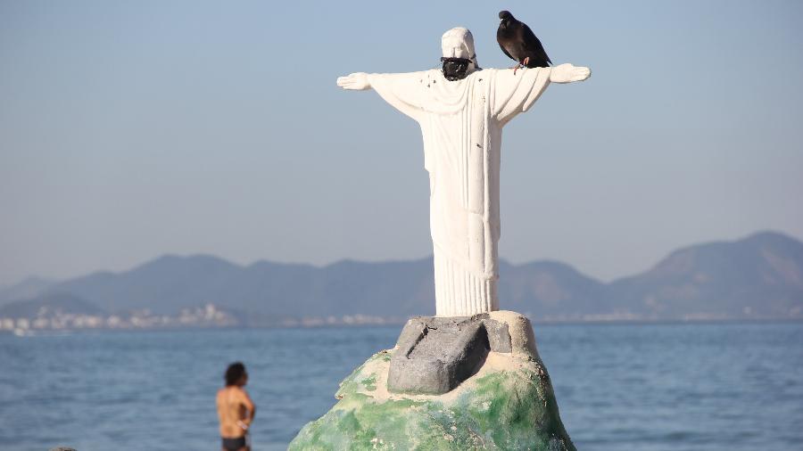 Miniatura do Cristo Redentor na praia de Copacabana, no Rio de Janeiro - Fausto Maia/TheNews2/Estadão Conteúdo