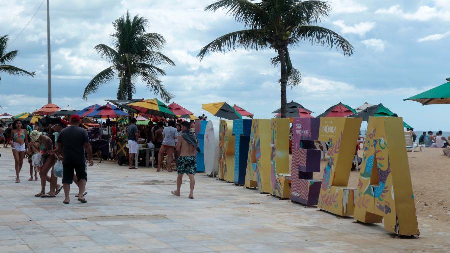 12.jul.2020 - Movimento intenso de banhistas na praia de Iracema, em Fortaleza, durante a pandemia do novo coronavírus - Daniel Galber / Estadão Conteúdo