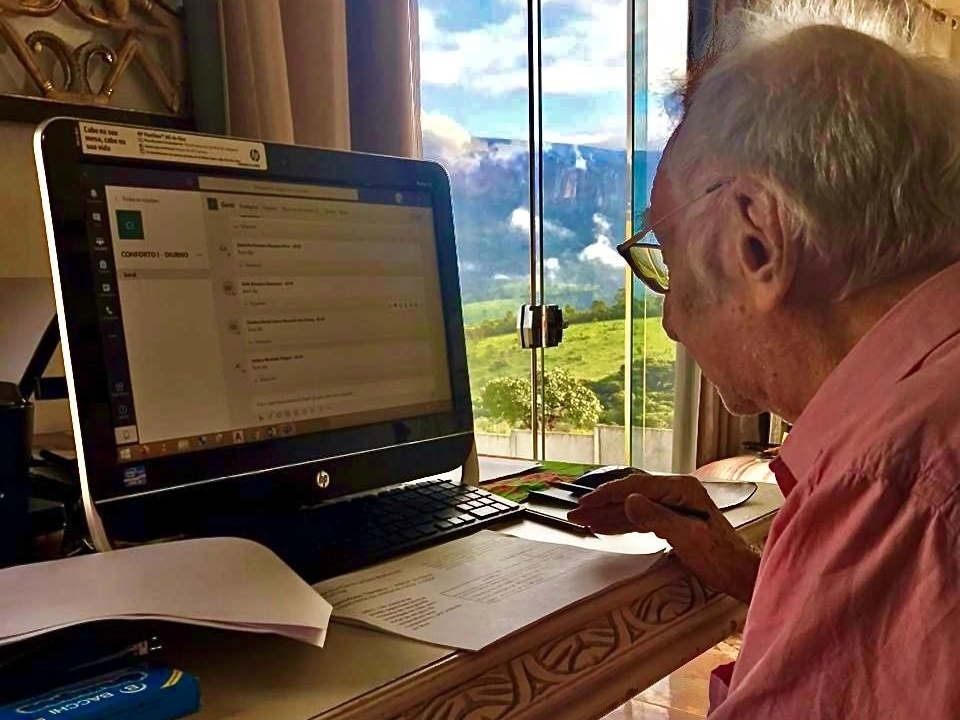 Aos 92 anos, estudante de arquitetura abraça a tecnologia para se formar