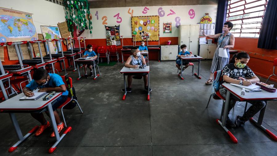 Alunos voltam à Escola Estadual Thomaz Rodrigues Alckmin, zona leste de São Paulo - Werther Santana/Estadão Conteúdo