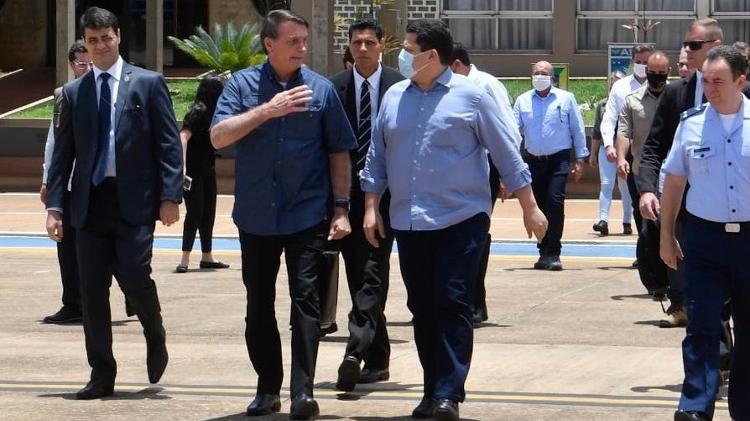 The President of the Republic, Jair Bolsonaro (no party), and the President of the Senate, Davi Alcolumbre (DEM-AP), at the Brasilia Air Base before embarking to Macapá - Reproduction - Reproduction