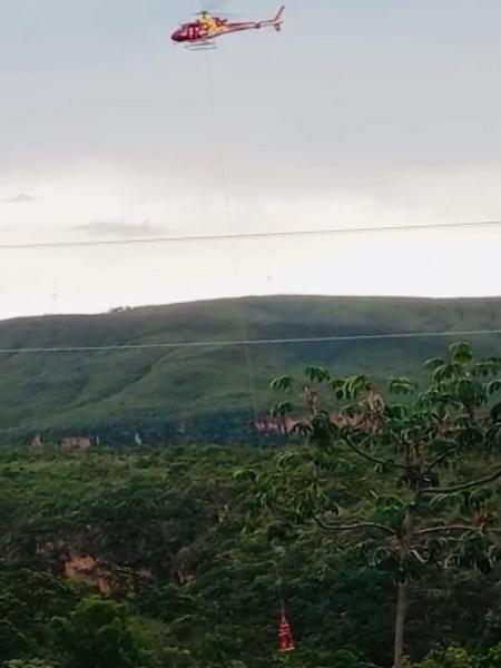 Banhistas ilhados foram resgatados de helicóptero - Corpo de Bombeiros de Minas Gerais