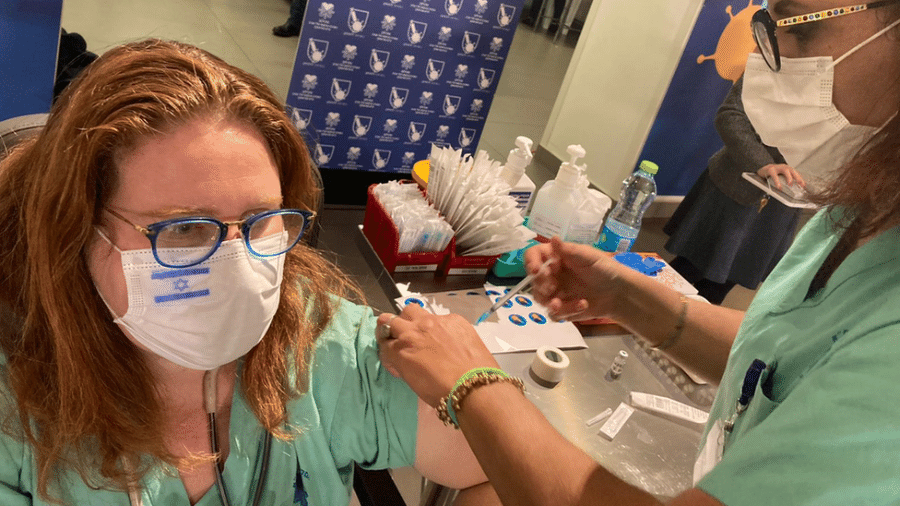 Vacina ´não é questão de direita ou esquerda, mas de saúde pública´, diz Adriana del Giglio, vacinada em Israel - Arquivo pessoal/Adriana del Giglio