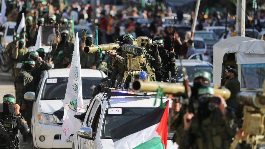 Militantes do Hamas desfilaram com foguetes e um drone