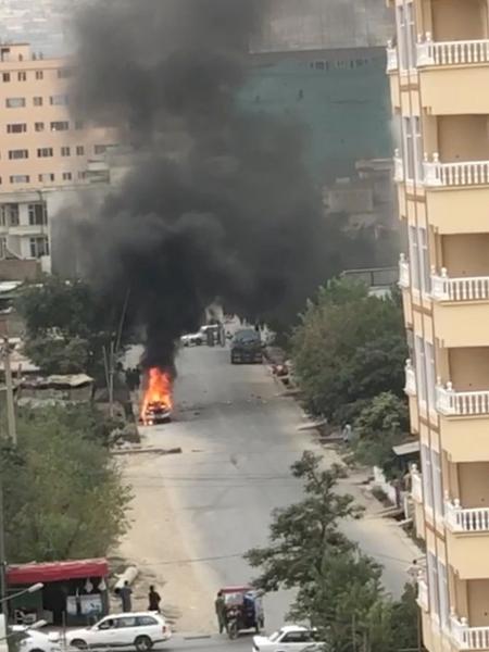 30.ago.2021 - Chamas de carros onde foguetes em direção ao aeroporto de Cabul foram disparados - AAMAJ News Agency via Reuters