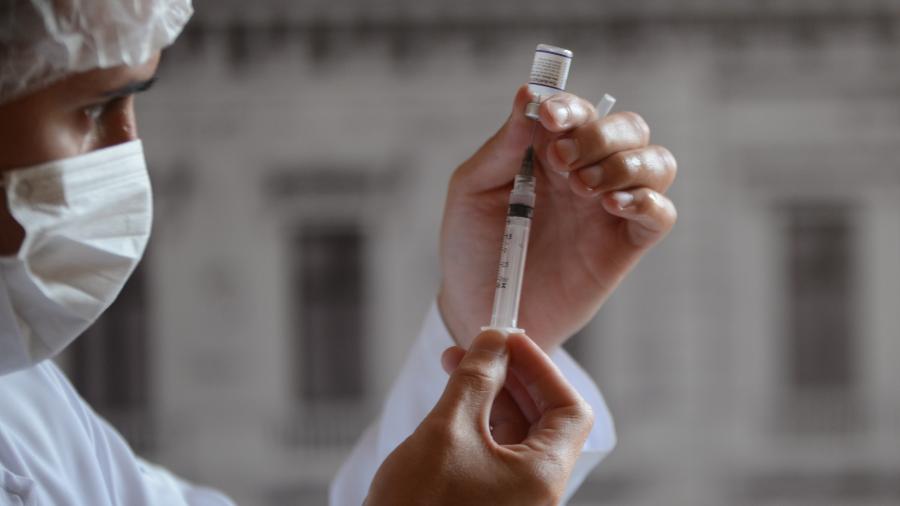 9.set.2021 -  Enfermeiro prepara vacina contra covid-19 no Palácio da República, na cidade do Rio de Janeiro - Adriano Ishibashi/Framephoto/Estadão Conteúdo