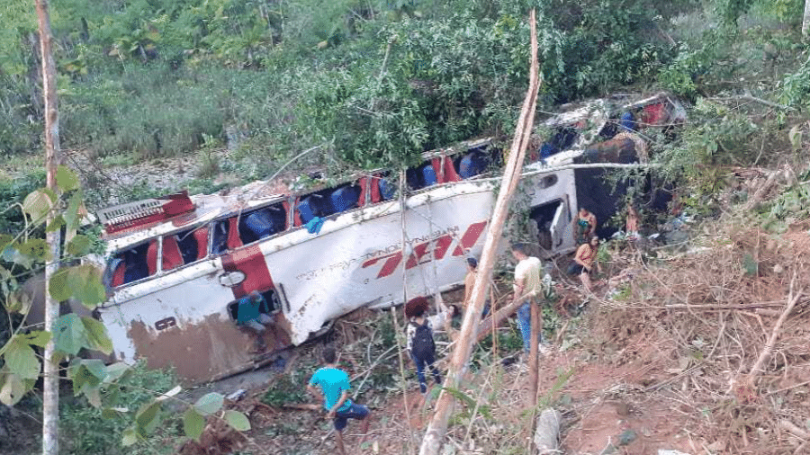 Ônibus com 30 passageiros caiu em ribanceira e deixou mortos no MA - Divulgação/PRF