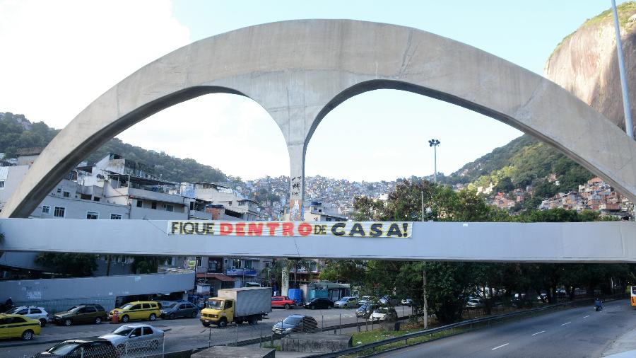 Faixa colocada por moradores incentivou o isolamento social na favela da Rocinha, em maio de 2020 - Jorge Hely/ FramePhoto/ Folhapress