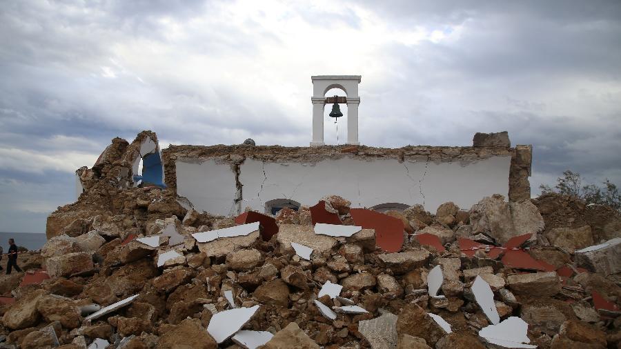 Vista de uma capela destruída após um terremoto na vila de Xerokampos, na ilha de Creta, Grécia - Stringer/Reuters