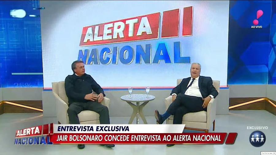 O presidente Jair Bolsonaro dá entrevista ao apresentador Sikêra Jr.  - Reprodução