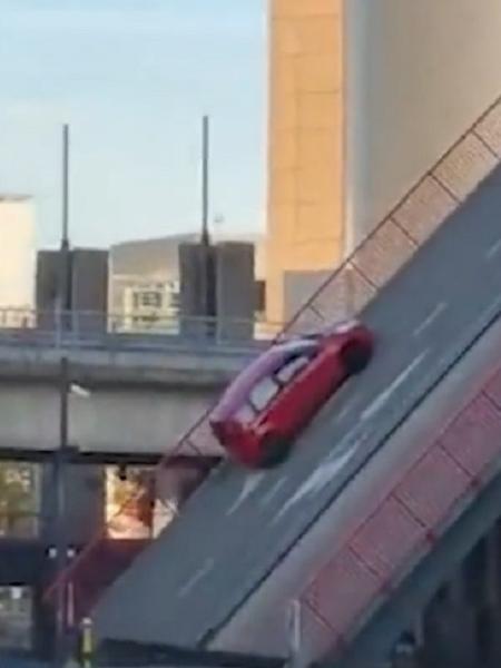Ponte levadiça se move enquanto carro transitava por cima na Bélgica - Reprodução/Twitter/RT