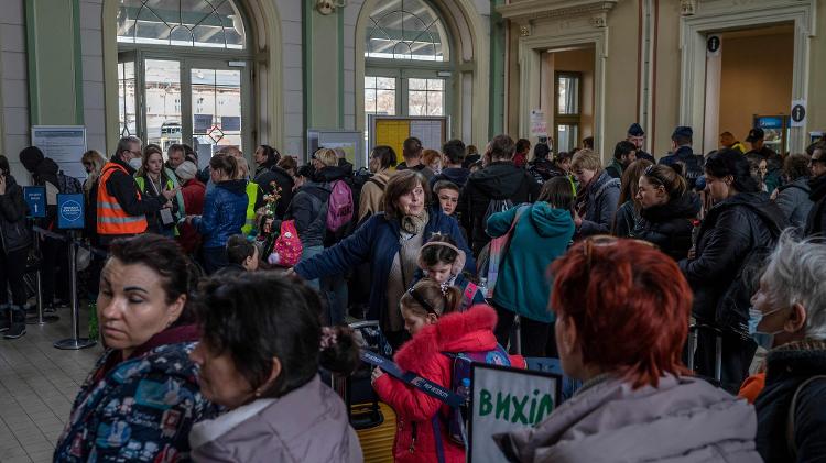 26.mar.2022 - Refugiados da Ucrânia fazem fila por bilhetes de trem em Przemysl, na Polônia