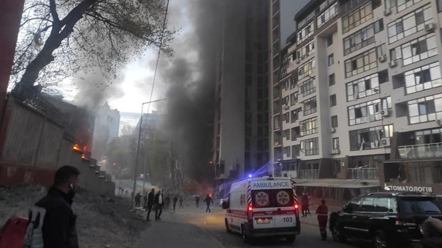 Prédio foi atingido em ataque na capital ucraniana, Kiev, em 28 de abril - 28.abr.2022 - Reprodução/Facebook/MNS.GOV.UA