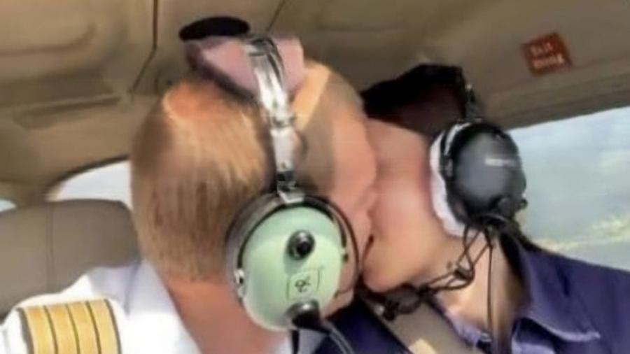 Instrutor e aluna estavam a bordo de Cessna quando gravaram imagens sensuais - Reprodução/Twitter
