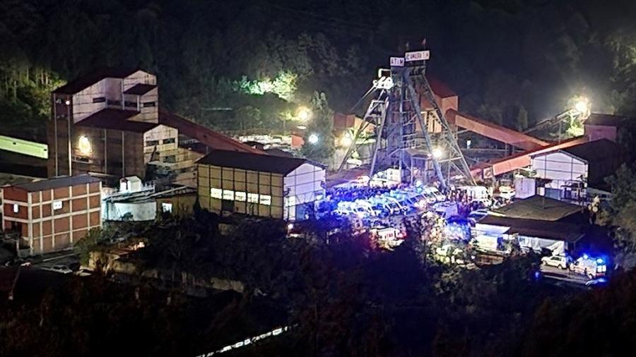 14.out.2022 - Ambulâncias e bombeiros chegam ao local da explosão que ocorreu em uma mina de carvão na Turquia - IHLAS NEWS AGENCY/AFP