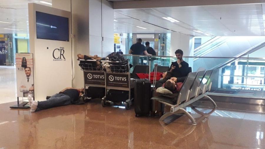 01.11.2022 - Passageiros dormem pelos corredores do aeroporto de Guarulhos - Wanderley Preite Sobrinho/UOL