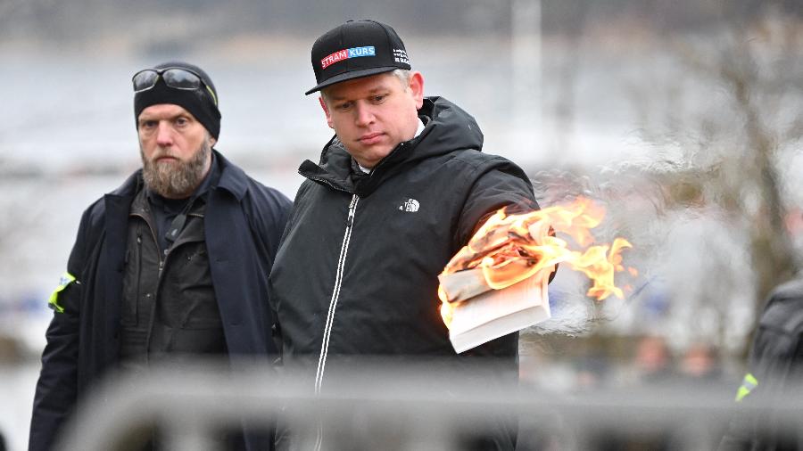 Um protesto perto da embaixada turca em Estocolmo no fim de semana, que incluiu a queima de uma cópia do Alcorão, causa revolta no mundo árabe - 21.jan.2023 - Fredrik Sandberg/TT News Agency/Via Reuters