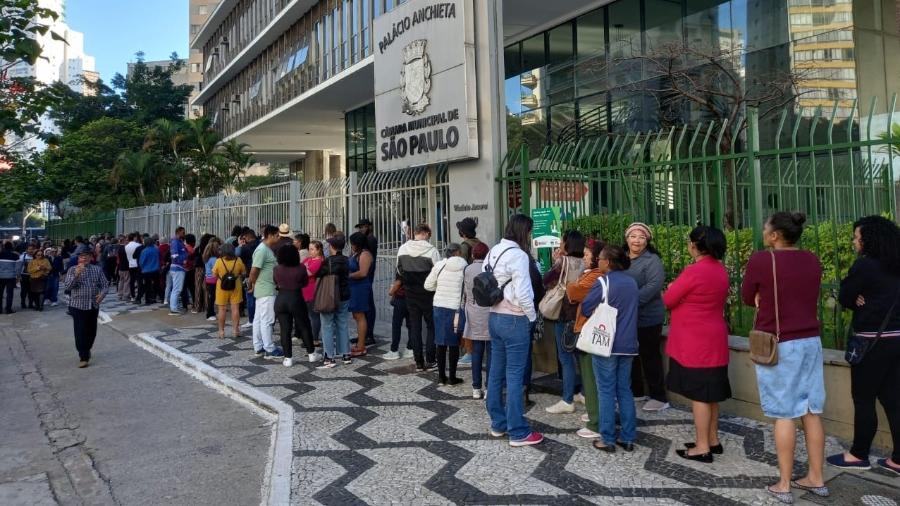 Fila em frente à Câmara Municipal antes da audiência sobre a revisão do Plano Diretor de SP - Saulo Pereira Guimarães/UOL