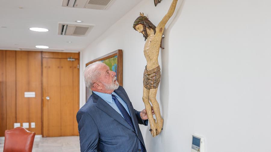 Lula observa imagem de Cristo crucificado