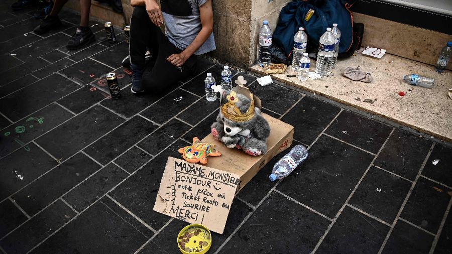 Pessoas em situação de rua pedem dinheiro em Bordeaux, no sul da França