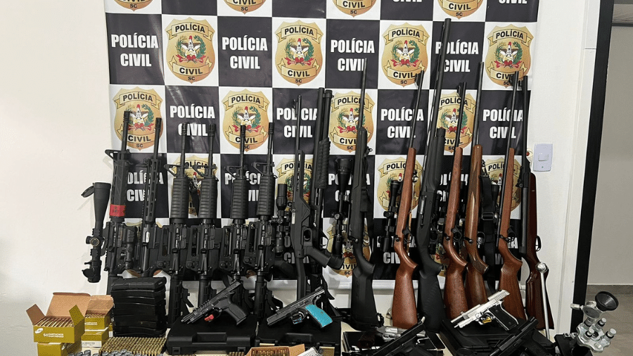 Arsenal de armas foi encontrado em endereços de empresário durante operação em Blumenau