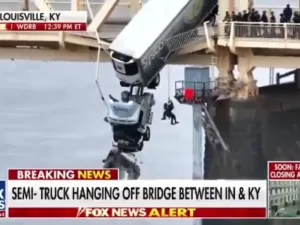 Homem é resgatado de cabine de caminhão pendurado em ponte nos EUA; vídeo