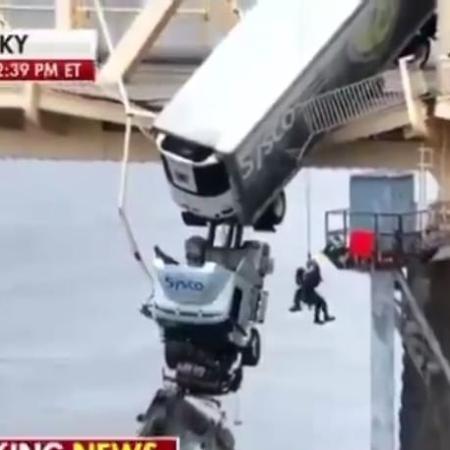 Homem é resgatado de cabine que ficou pendurado em ponte nos EUA