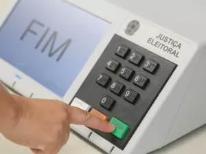 Berço brasileiro da urna eletrônica desconfia da criação; o que explica?