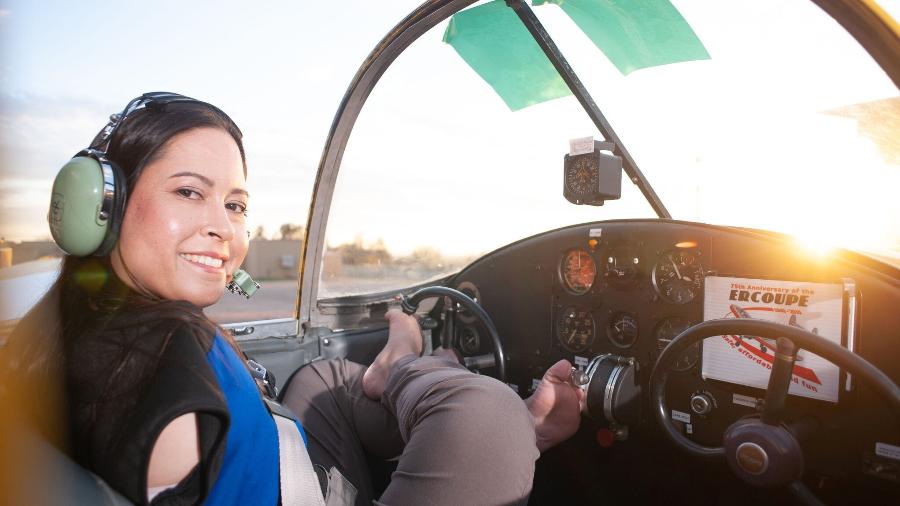 Ela teve que fazer pequenas adaptações para se formar como piloto 