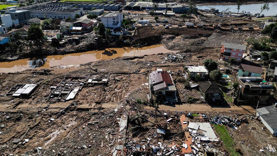 Vista aérea de Roca Sales, no Rio Grande do Sul, tirada em 15 de maio de 2024, após enchentes devastadoras que devastaram a região - Nelson Almeida/AFP