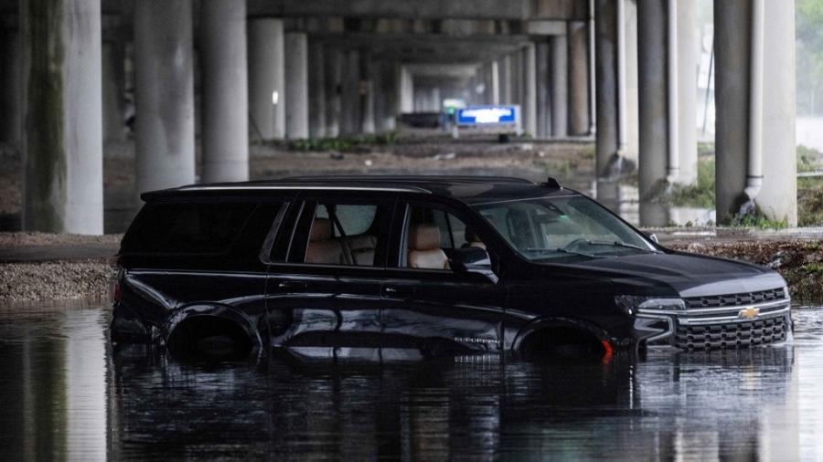 Carro fica submerso após fortes chuvas em Fort Lauderdale, na Flórida