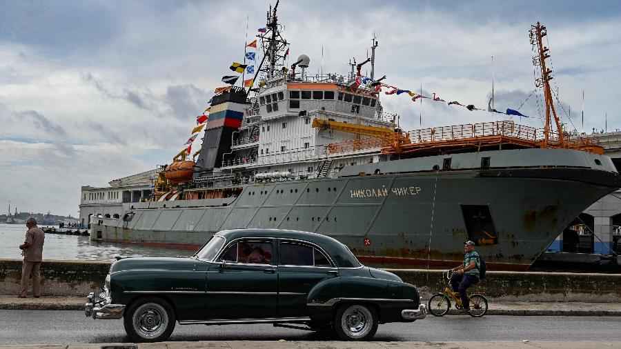 Navio russo em porto de Havana