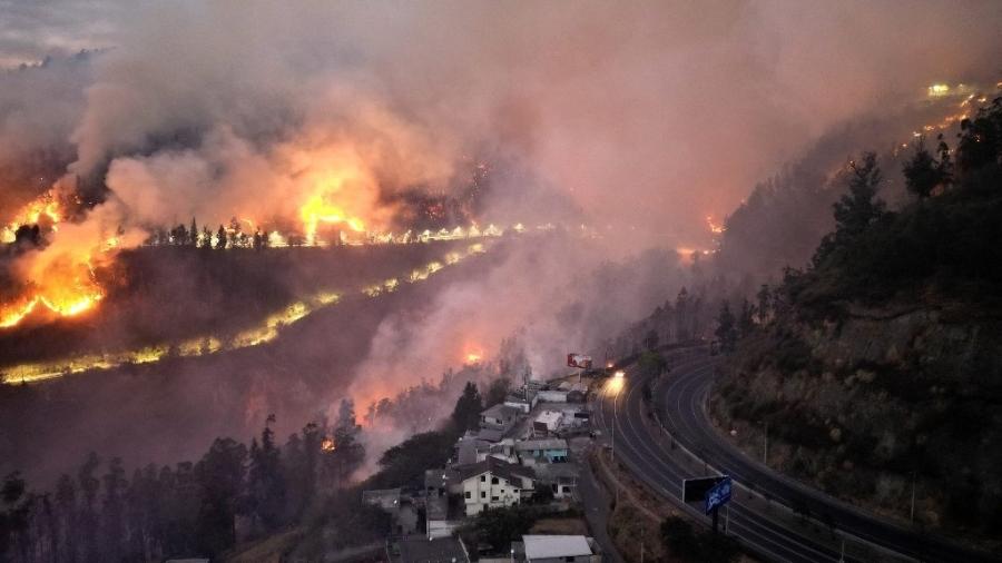 Incêndios florestais atingem Quito; cidade está em "situação crítica" -  Galo Paguay / AFP