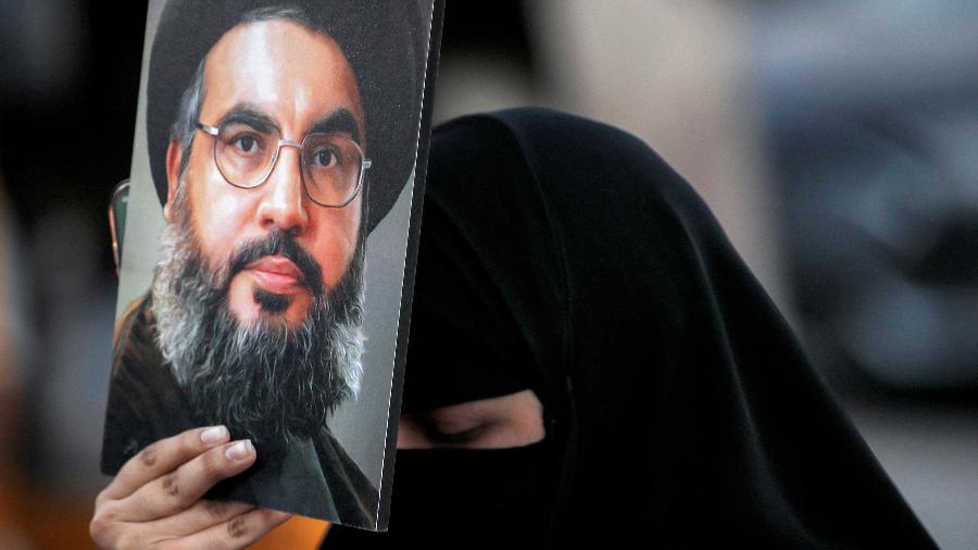 Mulher em Bagdá segura imagem de Hassan Nasrallah, líder do Hezbollah morto em ataque de Israel