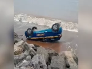 Carro de autoescola cai na praia após aluna confundir pedais no ES; veja