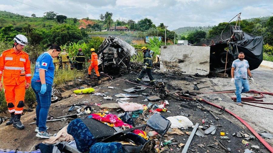 21.dez.2024 - Acidente envolvendo um ônibus, uma carreta e um carro deixou mais de 20 mortos em Teófilo Otoni (MG)