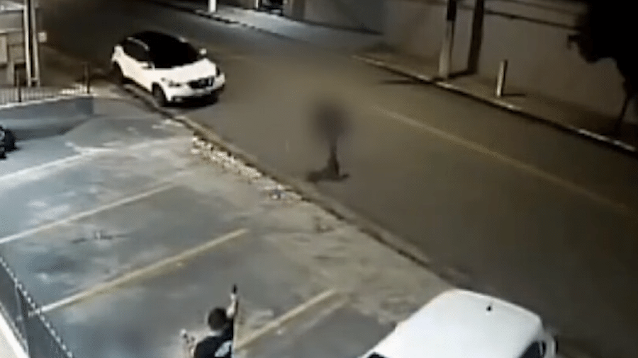 Suposto assaltante foi morto a tiros por um policial militar na rua Continental, em São Bernardo do Campo Suposto assaltante foi morto a tiros por um policial militar na rua Continental, em São Bernardo do Campo