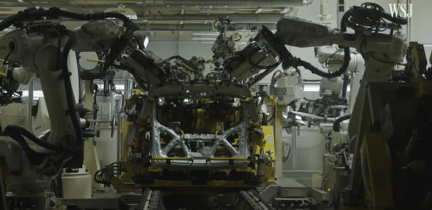 Sem luz nem humanos: robôs fazem carros na China 24 horas por dia