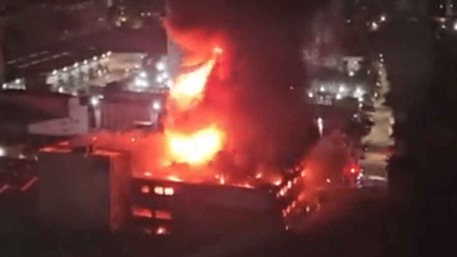 fogo-em-galpao-que-armazena-pecas-para-carros-na-lapa-em-sao-paulo-1782196313418_v2_900x506 Incêndio em galpão de autopeças na Lapa causa fumaça em toda a zona oeste de São Paulo