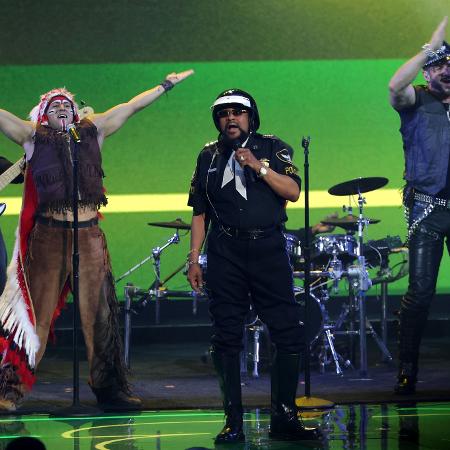 5.dez.2025 - Victor Willis à frente do Village People se apresenta em evento da Fifa em Washington, nos EUA
