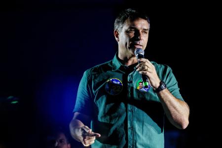 Flávio Bolsonaro em ato de campanha em Guarulhos (SP)