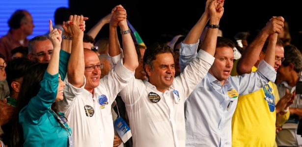 5.jul.2015 - Aécio Neves (centro) foi reconduzido à presidência do PSDB em Convenção Nacional do partido
