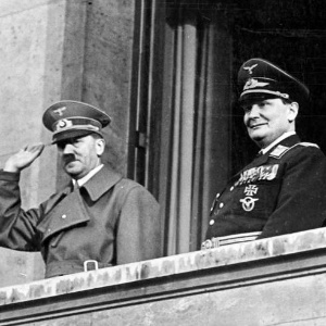 Adolf Hitler (à esquerda), em março de 1938 - Arquivo Federal Alemão