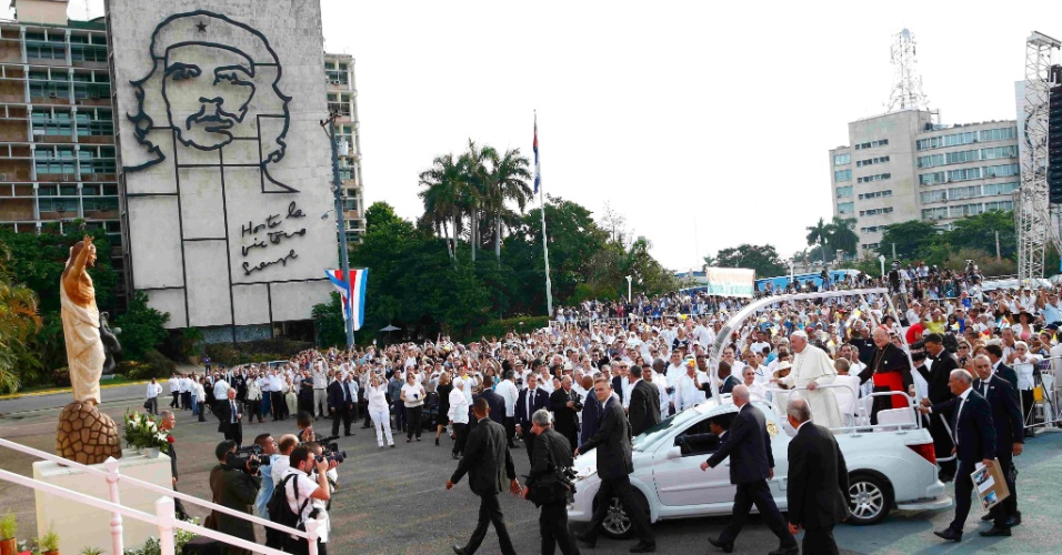 20.set.2015 - Papa Francisco chega na Praça da Revolução, em Havana, Cuba, para celebrar missa, no segundo dia de sua visita a Cuba. Milhares de cubanos se reuniram no local desde a madrugada deste domingo