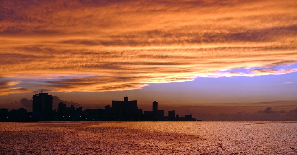 25.set.2015 - Pôr-do-sol colore céu nos arredores do Malecón, em Havana, Cuba