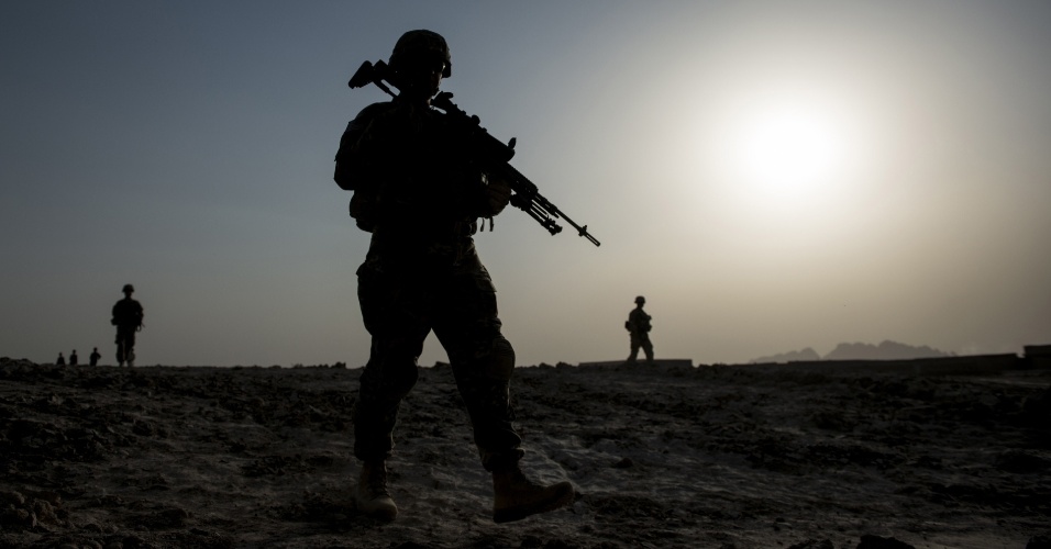 15.out.2015 - Silhueta de soldado americano durante patrulha perto do aeroporto de Kandahar, no Afeganistão