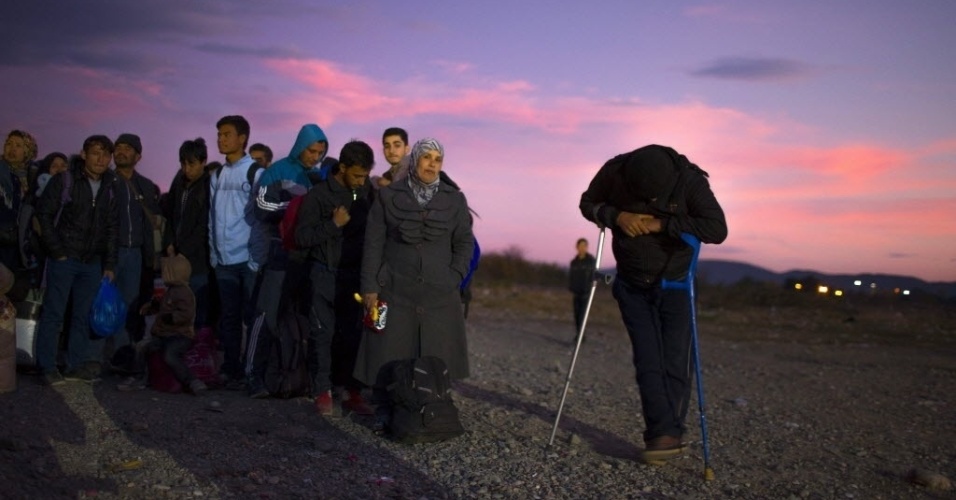 10.nov.2015 - Refugiados esperam para pegar um trem na fronteira entre a Grécia e a Macedônia, perto da cidade de Gevgelija. O número de imigrantes que cruzaram o mar mediterrâneo em 2015 e chegaram ao litoral europeu fugindo de um conflito, perseguição e uma vida de miséria já superou a marca de 800 mil pessoas