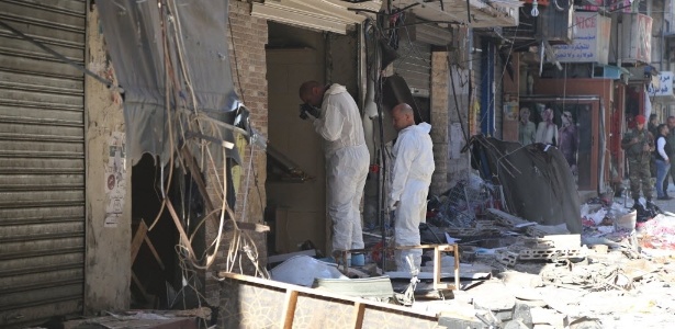 13.nov.2015 - Policiais examinam local das explosões que ocorreram em Beirute, capital do Líbano - Aziz Taher/Reuters